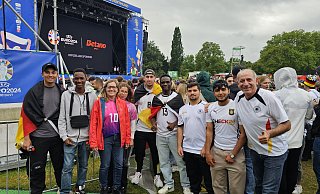 Spieler des SC Aleviten und der Vorsitzende Verani Kartum (r.) haben bereits in der Vergangenheit Fanfeste zur EM - wie hier in Dortmund - besucht. - SC Aleviten