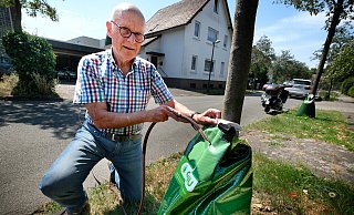 Hat in seiner Siedlungsstraße was losgetreten: Helmut Gierhake, Mitglied der Gemeinschaft für Natur- und Umweltschutz, war der erste, der an die städtischen Mehlbeeren Bewässerungssäcke anbrachte; viele Nachbarn folgten. - Andreas Frücht