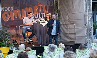 Dirk Kaiser eröffnet die gut besuchte Lesung mit den Bünder Autoren Nicolas Bröggelwirth und Kerstin Honerkamp. - Katharina Eisele