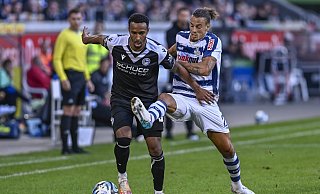 Noah Sarenren Bazee, der hier den Ball gegen den Duisburger Rolf Feltscher behauptet, kam nicht richtig ins Spiel. - IMAGO/pepphoto