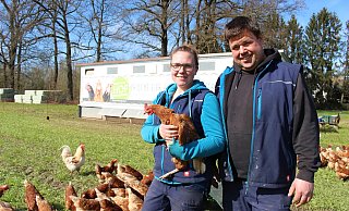 950 "Camping-Hühner" halten Sabrina Neesen-Fernhomberg und ihr Mann Christian Fernhomberg. - Pauline Maus
