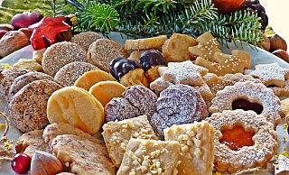 Bunte und gefüllte Plätzchen gehören zur Weihnachtszeit wie ein Tannebaum und der Weihnachtsmann. - Symbolfoto: Pixabay/silviarita