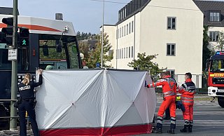 Die Mediziner und Feuerwehr arbeiten hinter dem Sichtschutz. - Paul Brinkmann