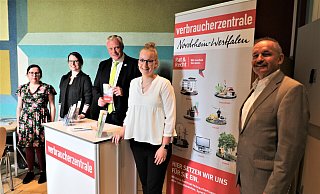 Das Team der Verbraucherzentrale für den Kreis Höxter zusammen mit VHS-Leiter Rainer Schwiete (r.) und Bürgermeister Daniel Hartmann an dem Info-Point. - Simone Flörke