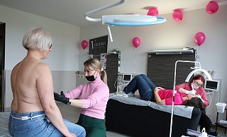 Viktoria Zimbelmann (hinten) und Alexandra Hermann tätowieren Brustkrebs-Patientinnen. - Susanne Blersch