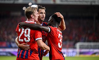 Die Ex-Paderborner Marvin Pieringer (Mitte) und Sirlord Conteh (rechts) jubeln nach dem 1:0 für den 1. FC Heidenheim gegen BK Häcken. - Harry Langer / dpa