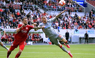 Felix Platte (r.) ist mit dem Kopf vor dem Düsseldorfer André Hoffmann am Ball. - imago images/Laci Perenyi