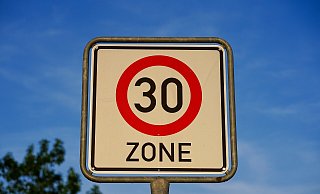 Wegen der noch fehlenden Lärmschutzwand wird das Tempo begrenzt. - Pixabay (Symbolbild)