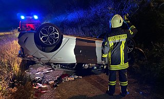 Auf dem Dach blieb das Auto, das zuvor eine Böschung an der B 241 hinabgestürzt war, liegen. - FFW Borgentreich