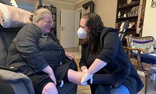 Kompressionsstrümpfe und gute Laune: Ilse Wiggers (63) freut sich, dass Jennifer Griemsmann ihr hilft, auch wenn ihre Zeit für diesen Pflegeininsatz llaut Vorgabe der Kasse auf fünf Minute begrenzt ist. - Ivonne Michel