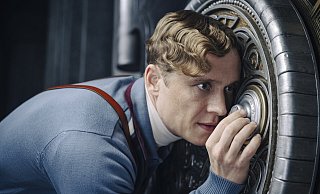 Sebastian (Matthias Schweighöfer) muss im Film drei Supertresore knacken. Jeder von ihnen ist in Anlehnung an eine andere Wagner-Oper konstruiert. - © 2021 Netflix, Inc.