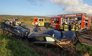 Auf der Kreisstraße 18 bei Brakel ist es zu einem Frontalzusammenstoß zweier Autos gekommen. - David Schellenberg
