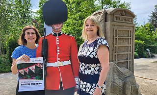 Gartenschau-Geschäftsführerin Rehana Rühmann (l.) und Susan Speller, britische Honorarkonsulin in NRW und Schirmherrin des ersten British Weekend freuen sich auf das Event. - Gartenschau Bad Lippspringe GmbH
