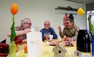 Ulrich Martinschledde (von links) sitzt mit Franz Lang und Andreas Lux im „Café Glück-Lich(t)“ bei Kaffee und Keksen. - Gerald Dunkel