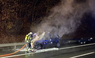 Die Feuerwehr musste am frühen Morgen einen Pkw-Brand löschen. - Feuerwehr Vlotho