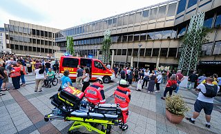 Die Rettungskräfte und die Mitarbeiter der Stadtverwaltung beobachten den Einsatz am Neuen Rathaus. - Andreas Zobe