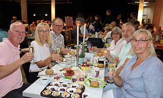 Uwe und Bianca Lichte (v. l.), Martin und Sigrid Schütte sowie Stephan und Anja Klute haben es sich mit Kerzen romantisch gemacht. - Judith Gladow