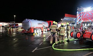 Einen mit Kraftstoff gefüllten Tanklastzug musste die Paderborner Feuerwehr am Donnerstagabend löschen. - Feuerwehr