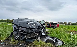Beide Fahrzeuge wurden bei dem Unfall schwer beschädigt. Zwei Beteiligte schweben in Lebensgefahr. MT-Foto: - Thomas Lieske
