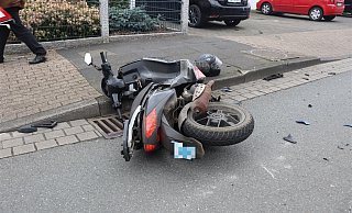 Der Rollerfahrer wurde durch die Wucht des Aufpralls auf die Straße geschleudert. - Polizei Herford