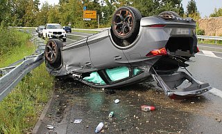 Das Auto blieb auf dem Dach liegen. Der Fahrer konnte sich selbst befreien. - Polizei Bielefeld