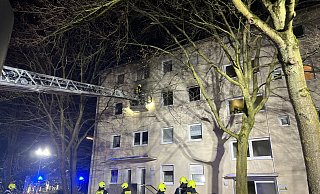 Die Einsatzkräfte der Feuerwehr hatten den Brand schnell unter Kontrolle. Vier Wohnungen in dem Mehrfamilienhaus wurden dennoch so stark beschädigt, dass sie nicht mehr bewohnbar sind. - Thorsten Heß