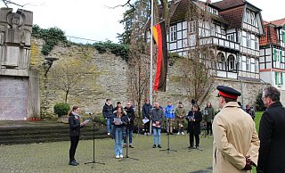 Bürgermeister Michael Dreier (2. v. r.) mit Colonel Mike Foster-Brown (3. v. r.) und Oberstleutnant Marco Maulbecker (r.) sowie Anna Schmidtmann (am Mikrofon l.) und Isolde Modlmayr (r.) am Mahnmal. - Pauline Maus