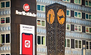 Zeitloses Bielefeld: Die Jahnplatzuhr besticht mit drei Uhrzeiten, eine davon stimmt. - Mike-Dennis Müller