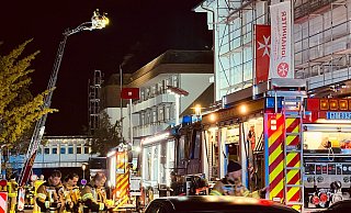 Mit Hilfe der Drehleiter bekämpfte die Feuerwehr den Dachstuhlbrand an der Rehaklinik. - Feuerwehr Bad Oeynhausen