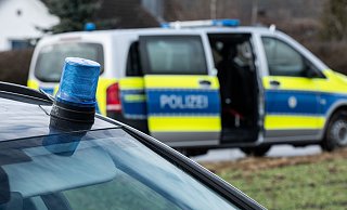 Mit einem mobilen Blaulicht, das man aufs Autodach heften kann, fuhr ein Mann mit seinem VW durch die Vollsperrung der A2. - dpa / Silas Stein