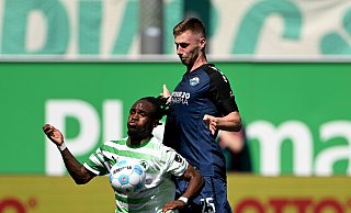 Paderborns Tjark Scheller (r.) macht sich groß und stoppt den Fürther Angreifer Noel Futkeu. - Jens Niering