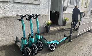 E-Scooter, die wie hier vor der Galerie Siedenhans und Simon an der Kökerstraße in Gütersloh, zur Stolperfalle werden, sind ein absolutes Ärgernis. - NW