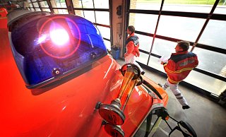 Rettungssanitäter kümmerten sich um die Autoinsassen. - Neue Westfaelische Zeitung