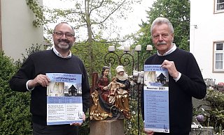 Die Statue zeigt die drei Protagonisten, um die sich der Brakeler Annentag dreht. Und auch die Annennovenen, die wieder mit Gläubigen gefeiert werden können. Darüber freuen sich der neue Pfarrer Andreas Kurte (l.) und sein Vorgänger Wilhelm Koch. - Manuela Puls