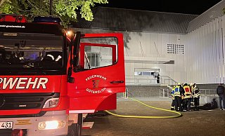 Die Gütersloher Feuerwehr rückte in der Nacht zu Sonntag zur Stadthalle aus. - Thorsten Heß