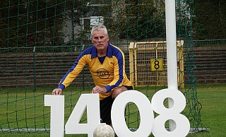 Norbert Dölitzsch kniet im Original-Trikot des TuS Schloß Neuhaus auf dem Rasen des Lönsstadions und erinnert an sein Zweitliga-Premierentor, das er am 14. August 1982 erzielt hatte. - SC Paderborn 07