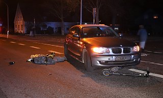 Der E-Scooter war unter der Fahrzeugfront eingeklemmt. - Polizei Paderborn