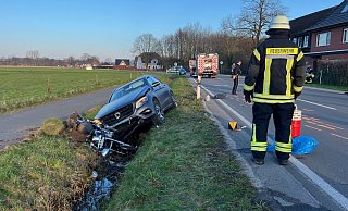 Auto und Motorrad wurden bei der Kollision in Rietberg schwer beschädigt. - Thorsten Heß