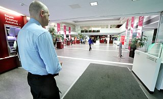 Ein Mitarbeiter eines Sicherheitsdienstes behält künftig das Foyer der Sparkasse am Konrad-Adenauer-Platz im Blick. - Patrick Menzel