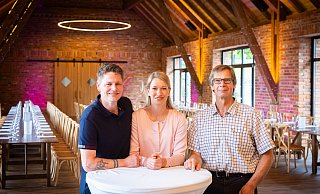 Teamwork: Marc und Anne Schröder und Architekt Gerd Weichynik haben die alte Scheune in eine gefragte Feierlocation verwandelt. - Mike-Dennis Müller / www.mdm.photo