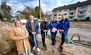 Alexandra Peters (v.l.), Helge Pabst und Tom Kaiser vom Verein Daheim zusammen mit Anna und Moritz Splietker beim Spatenstich für das neue Bauprojekt am Loerpabelsweg in Gütersloh. - Andreas Frücht
