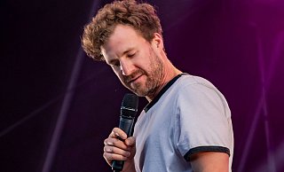 „Es gibt Menschen ohne Beine und Arme, die wirft man in ein Becken – und wer als Letzter ertrinkt, der hat halt gewonnen“, sagt Luke Mockridge im Podcast „Die Deutschen“ und erntet dafür viel Kritik. - IMAGO/Marc John/Bonn.digital