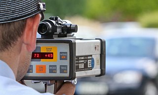 Die Polizei geht auch im Kreis Höxter verstärkt gegen Raser auf den Straßen vor. - Andreas Zobe