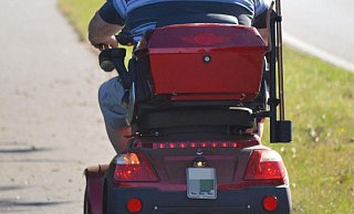 Die Polizei Paderborn sucht nach einer Fahrerflucht Hinweise zu einem roten Elektromobil und dessen Fahrer. - Pixabay/neelam279