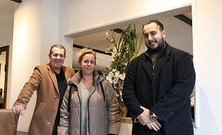 Dimitrios Gogolos (v.l.), seine Frau Angeliki und Sohn Christos, der das Restaurant leiten wird, starten mit dem griechischen Restaurant Elia an der Mindener Straße neu durch. - Claus Frickemeier