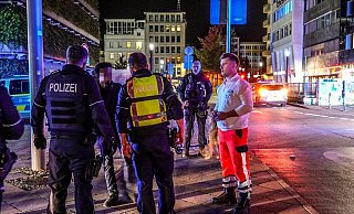 Polizei und Rettungsdienst eilen in letzter Zeit immer wieder zum Kesselbrink. Diesmal wurde eine 17-Jährige verletzt. - Paul Brinkmann
