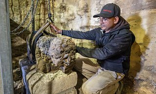 Steinmetz Ajithan Sivapatham positioniert eine der Skulpturen mithilfe eines Seilzuges. - Oliver Krato