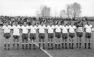 In bleibender Erinnerung: Das Aufstiegsteam des SC Herford aus dem Jahr 1976 mit Manfred Wehmeier (v. l.), Günther Lubasch, Wolfgang Flüshöh, Rolf Siekmann, Rolf Muchow, Herbert Bittner, Karl-Friedrich Stremming, Gerhard Weidenhammer, Manfred Balcerzak, Klaus-Dieter Derow und Wolfgang Windmann. - Archiv