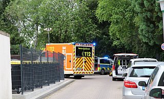 Die Einsatzstelle kurz nach 12.30 Uhr: Ein Rettungswagen und Einsatzfahrzeuge stehen am Otternbuschweg. Hier ist die Polizistin angefahren worden. - Claus Frickemeier