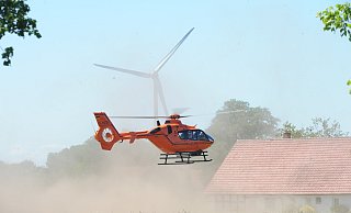 Wird ein Mensch bei einem Unglück schwer oder lebensgefährlich verletzt, wird von den Einsatzkräften oft ein Rettungshubschrauber angefordert. - Symboldbild Joern Spreen-Ledebur
